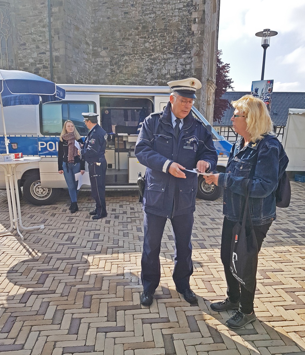 POL-ME: Erfolgreiche Aktionswoche gegen &quot;falsche Polizeibeamte&quot; in Velbert: Mehrere Hundert Seniorinnen und Senioren erreicht - Aktionsmeldung 4 - Velbert - 1904020