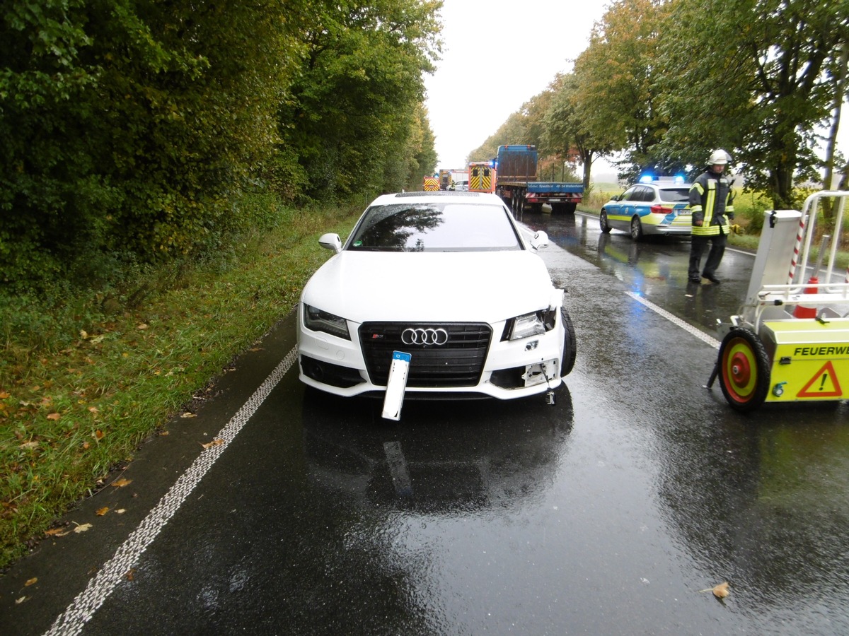 POL-AC: Verkehrsunfall im Begegnungsverkehr - L 240 gesperrt - 
Pkw- Insassen leicht verletzt - beide Autos nicht mehr fahrbereit