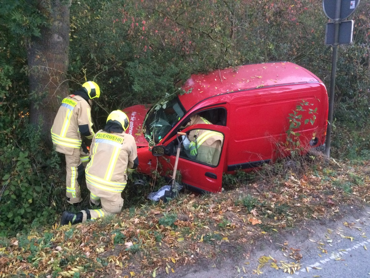 FW-Stolberg: PKW gegen Baum