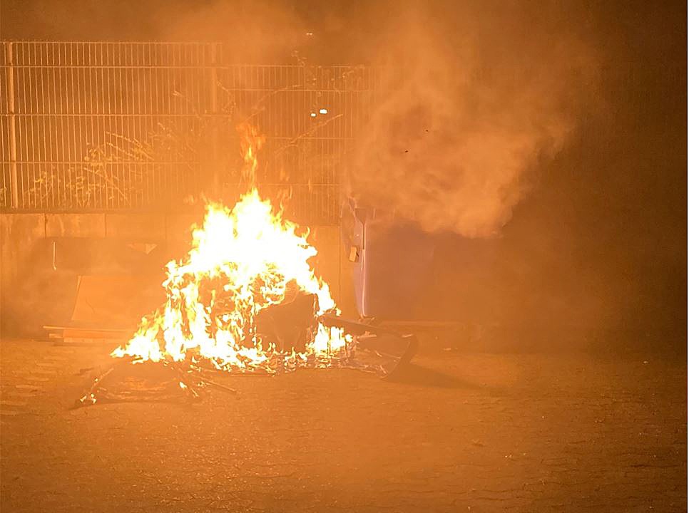 POL-ME: Mehrere Mülltonnen angezündet - die Polizei ermittelt - Hilden - 2408093