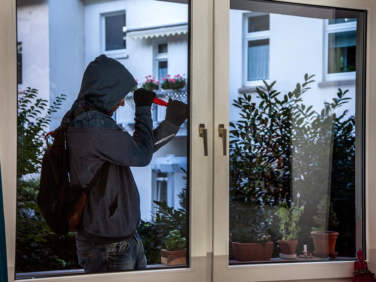 POL-ME: Einbrecher nach Zeugenhinweisen auf frischer Tat ertappt - Hilden - 2104043