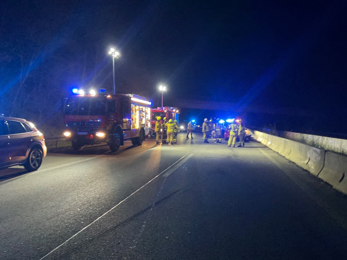 FW Alpen: Verkehrsunfall auf der A57