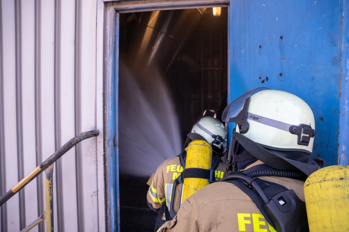 FW Menden: Verpuffung in einem Silo - Zwei Schwerverletzte