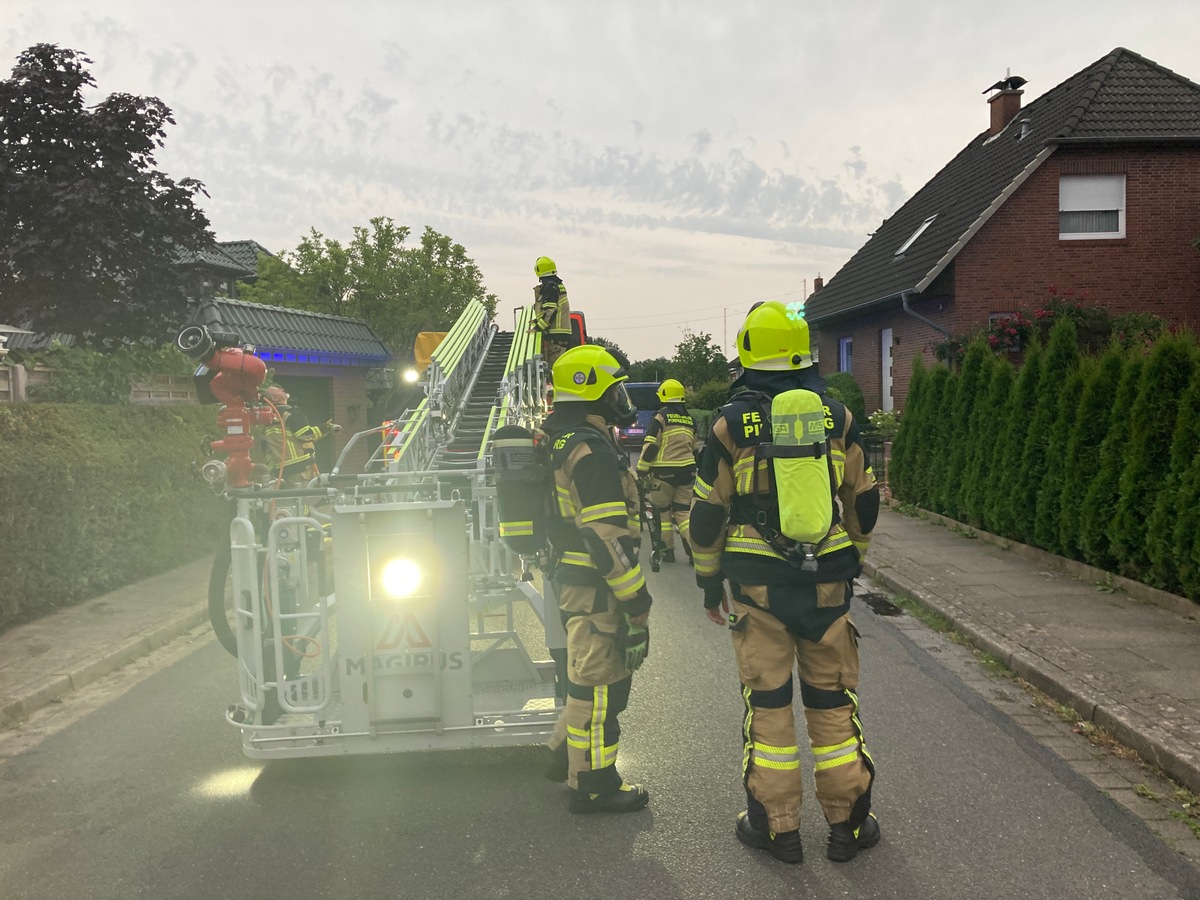 FW-PI: Pinneberg: Feuer am Gebäude breitet sich auf Dach aus. Feuerwehr kann Dachstuhlbrand verhindern