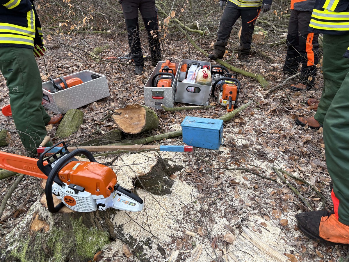 FW Wathlingen: Motorkettensägenausbildung in der Samtgemeinde Wathlingen - 12 Einsatzkräfte absolvieren das Modul A