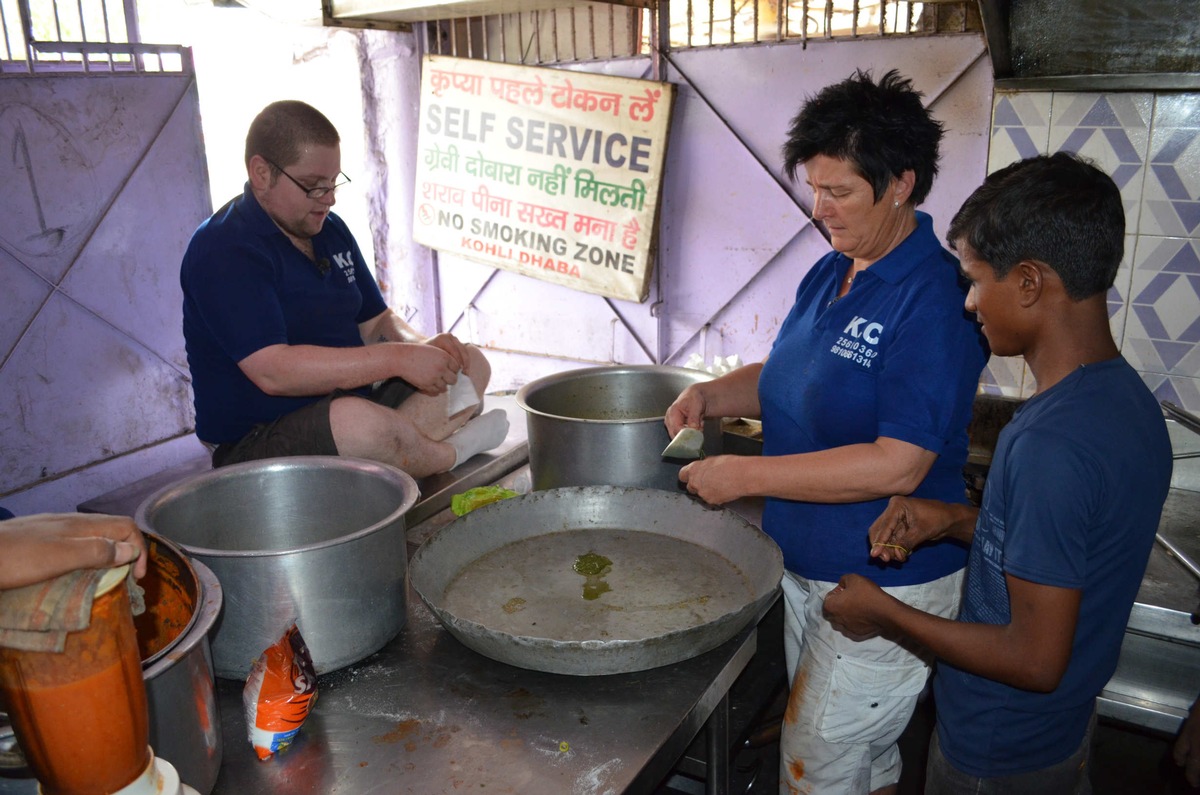 Bollywood-Kitchen und Erziehungscamp im Regenwald:  Neue Folgen &quot;Stellungswechsel - Job bekannt, fremdes Land&quot; und &quot;Die strengsten Eltern der Welt&quot; ab 3. Februar 2013 in SAT.1 (BILD)