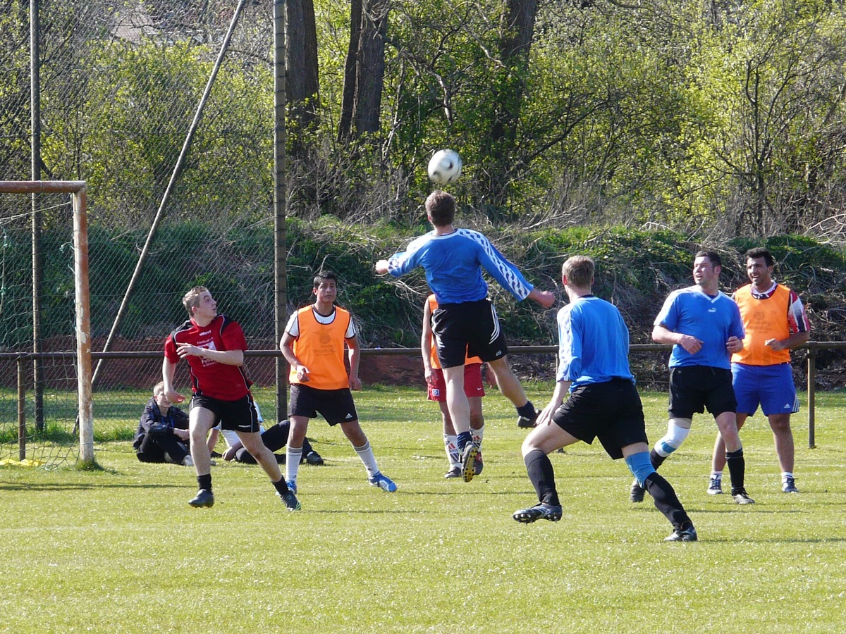 POL-WL: Fußballspiel Jugendzentrum gegen Polizeiauswahl/ Sport weicht Barrieren auf