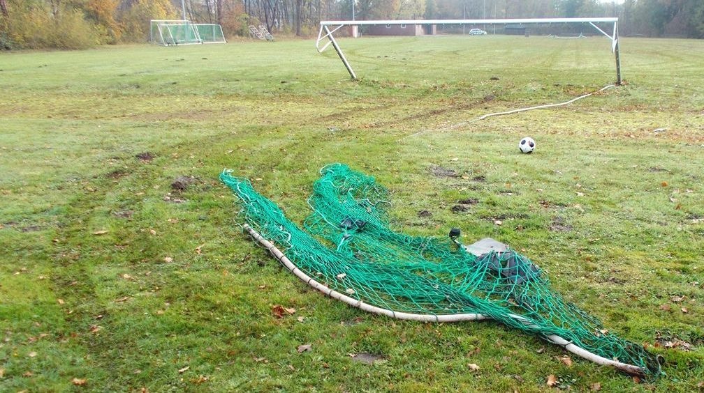 POL-MI: Wasserschutzpolizei lässt Auto aus Mittelkanal bergen: Mit dem gestohlenen Wagen wurde zuvor der Sportplatz Hille verwüstet