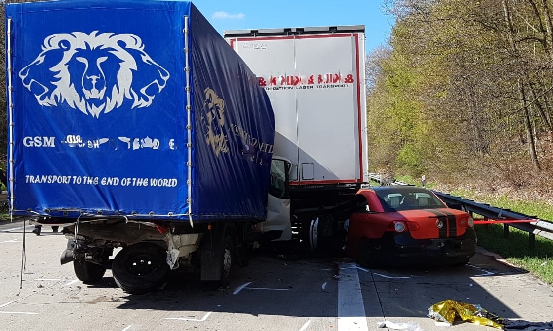 POL-HK: Walsrode:Drei Schwerverletzte bei Unfall auf BAB 27; Schwarmstedt: Bahnsignalanlage beschädigt; Soltau:Betrunken auf dem Fahrrad unterwegs