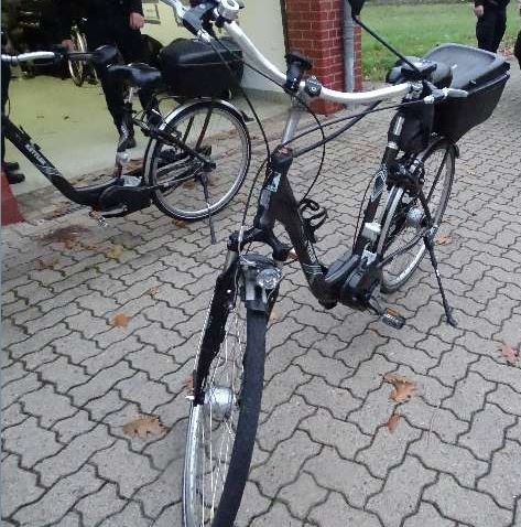 POL-H: Polizei sucht Eigentümer von Fahrradträger und E-Bikes