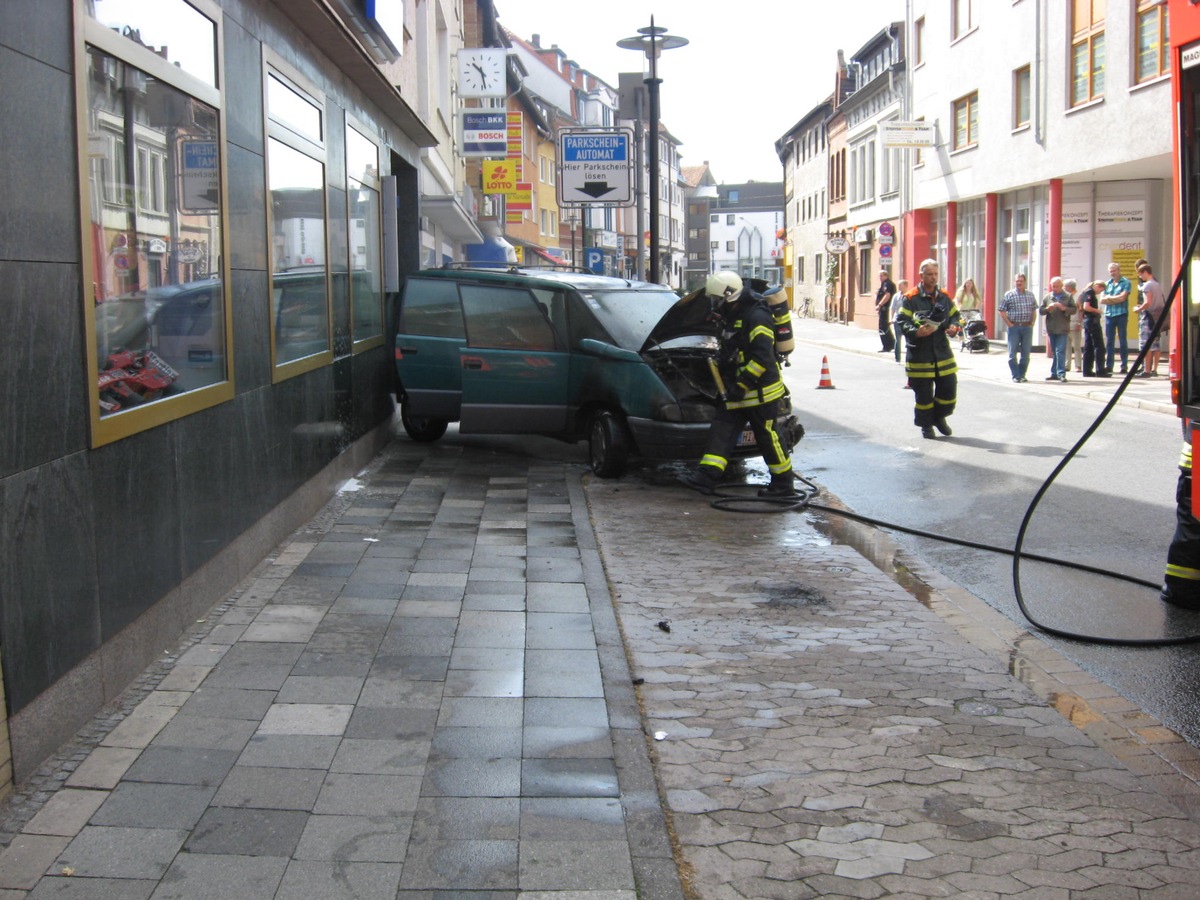 POL-HI: Brennender Pkw verursacht Verkehrsunfall