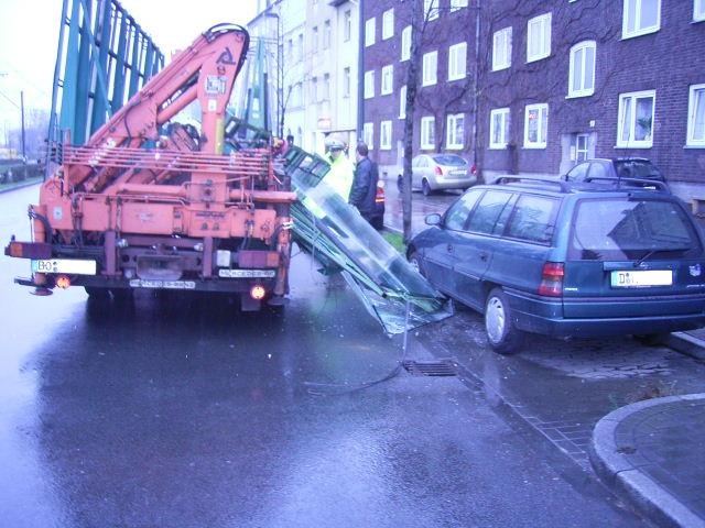 POL-D: Fliehkraft übertraf Schwerkraft - Verkehrsunfall durch ungesicherte Ladung in Oberbilk