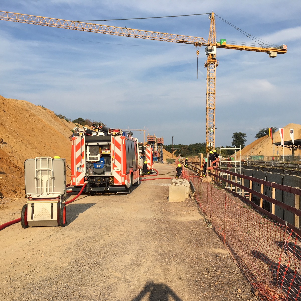 FW-F: Feuer auf der Baustelle vom S-Bahntunnel am Flughafen verursacht starke Rauchentwicklung und einen größeren Sachschaden