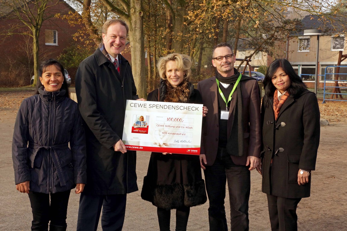 CEWE unterstützt SOS-Kinderdörfer: Weihnachtliche Spende für Kinder in Not (FOTO)