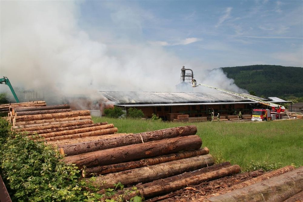 POL-PPTR: Großbrand in einem Sägewerk