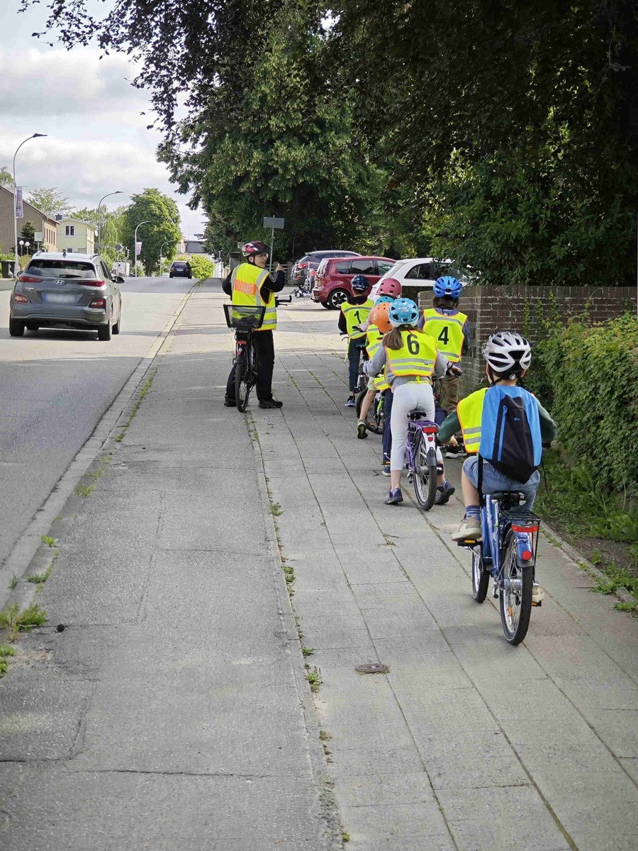 POL-HL: Ostholstein - Eutin / Ferien-Radfahrkurs auf dem Verkehrsübungsplatz in Eutin