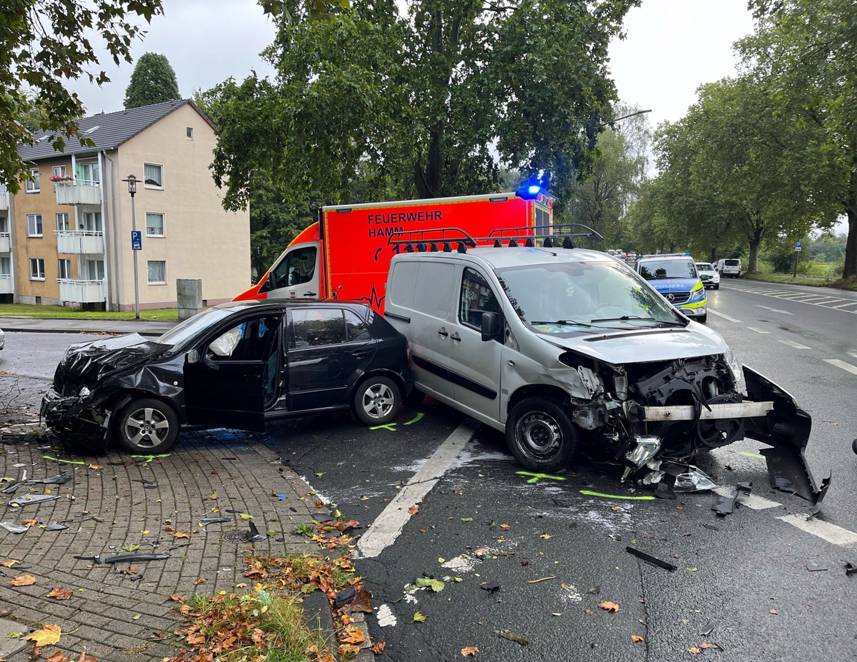 POL-HAM: Skoda-Fahrer kracht mit 1,6 Promille in Fiat