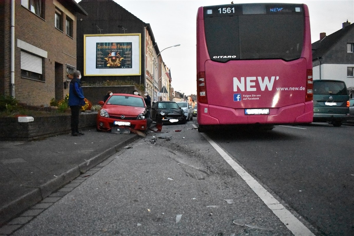 POL-MG: Nachtrag - Linienbus prallt in sieben parkende Fahrzeuge