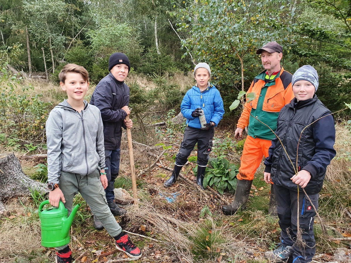 DBU: Schüler-Baumpflanzaktion im Pöllwitzer Wald – Bildmaterial und Zitate