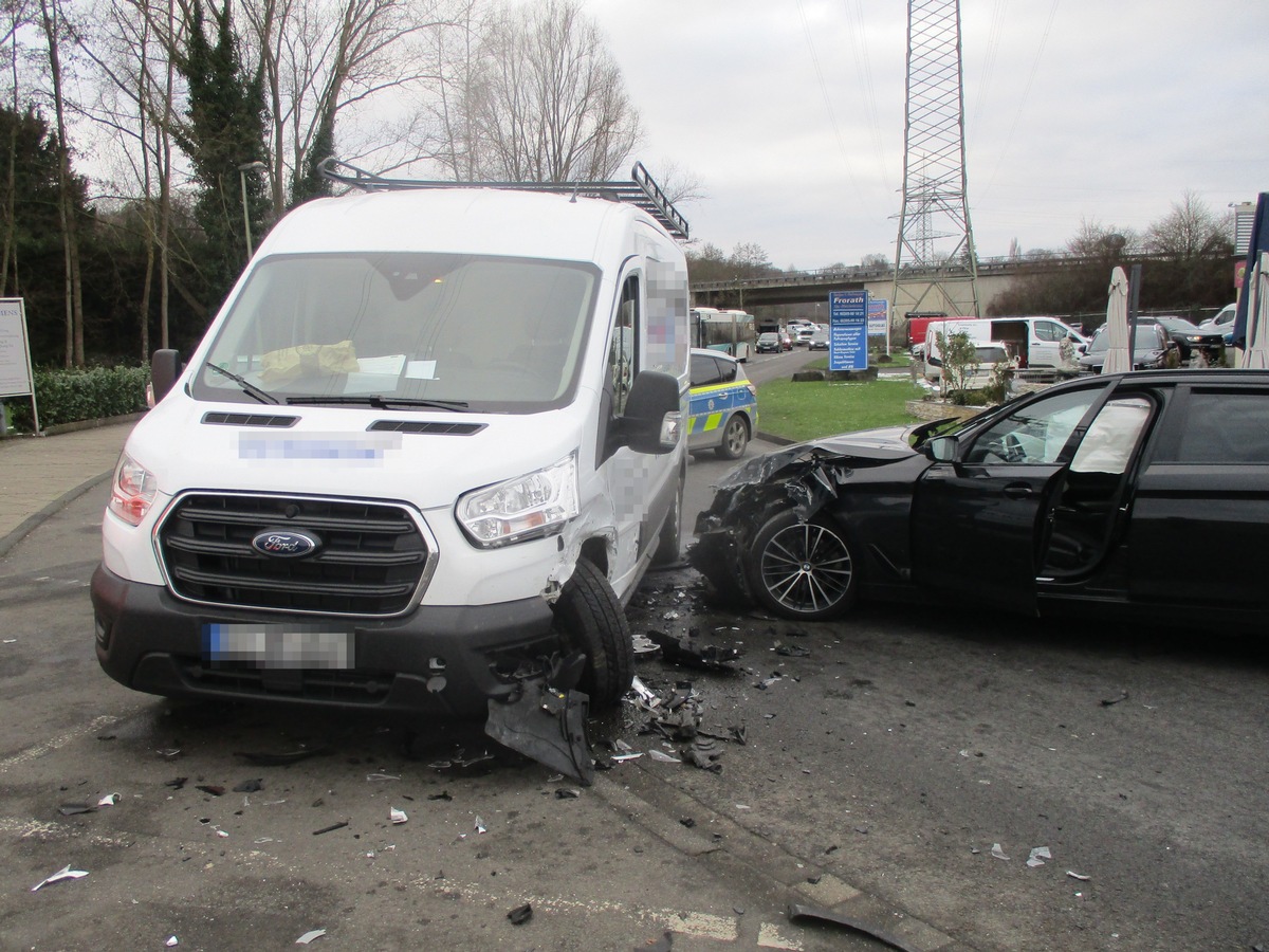 POL-RBK: Rösrath - Verkehrsunfall mit einer leichtverletzten Person und hohem Sachschaden