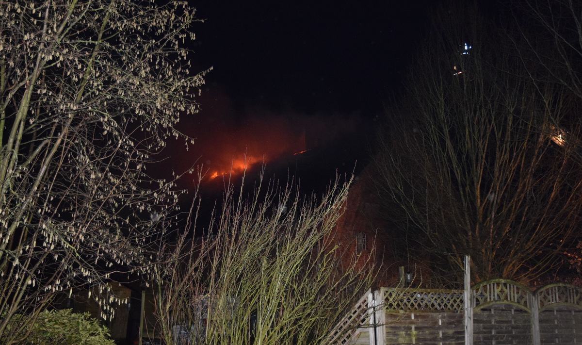 POL-NI: PKW-Brand greift auf Scheune und Wohnhaus über - 350.000 Euro Schaden