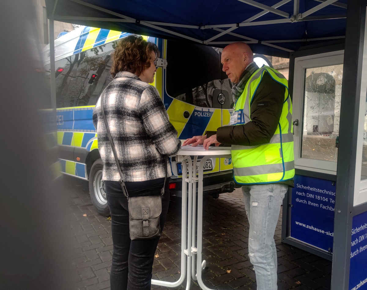 POL-RE: Gladbeck: Informationsstand der Polizei gegen Wohnungseinbruch und Taschendiebstahl