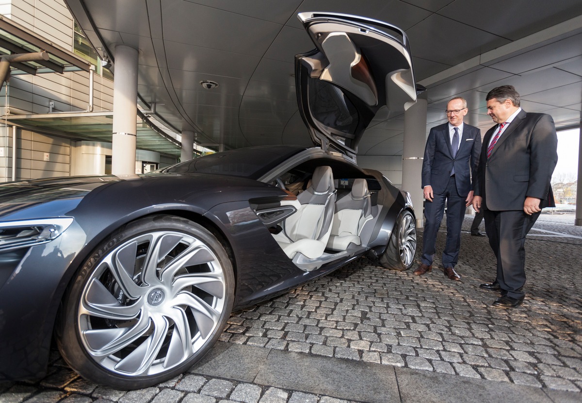 Wirtschaftsminister Gabriel informiert sich bei Opel über die Zukunft des Automobils (FOTO)