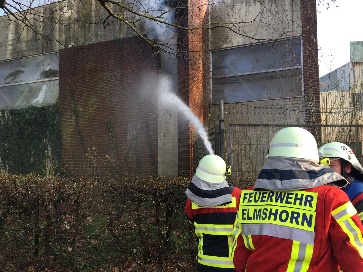 FW-PI: Elmshorn: Brand in leerstehender Gewerbehalle in der Innenstadt führt zu Großeinsatz für die Feuerwehr