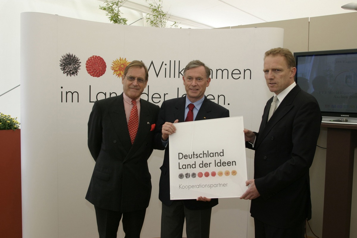 Bundespräsident Horst Köhler überreicht Kooperationstafel der Initiative &quot;Deutschland - Land der Ideen&quot; beim Weltfest des Pferdesports