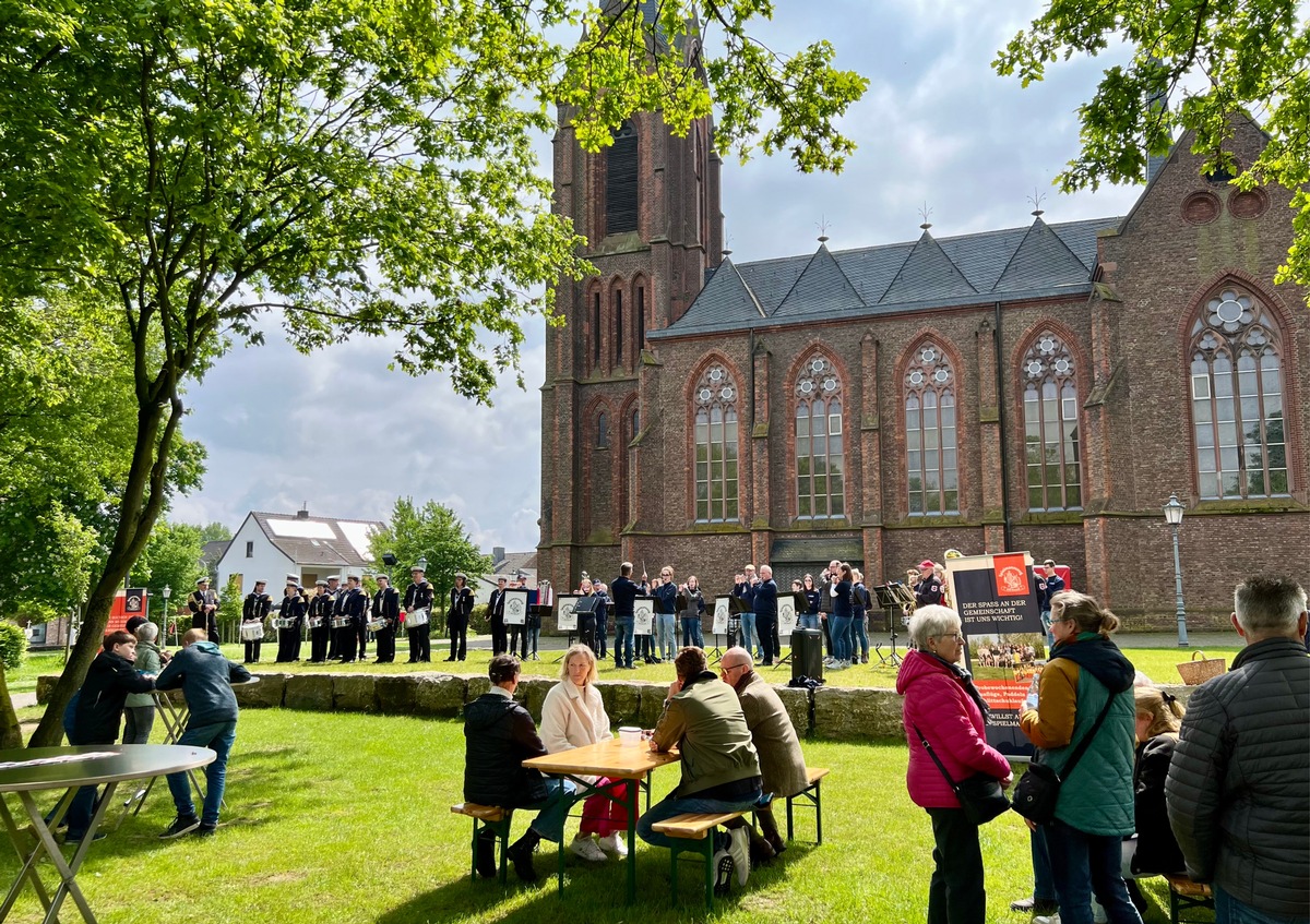 FW Rheurdt: Musikalisches Picknick im Burgerpark: Spielmannszug der Feuerwehr stimmt auf Jubiläum ein