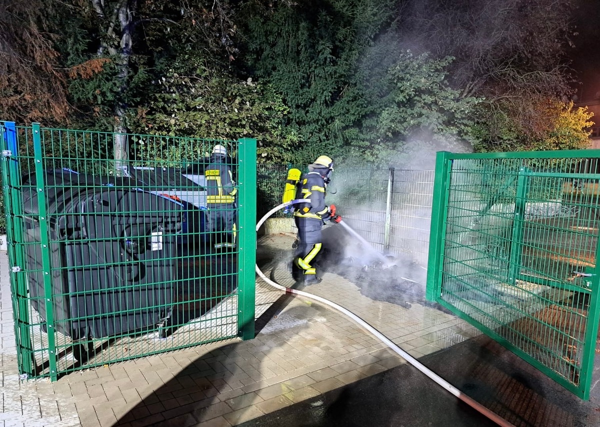 FW Moers: Müllcontainer brennen an Moerser Schulen / Mehrere Paralleleinsätze im Stadtgebiet