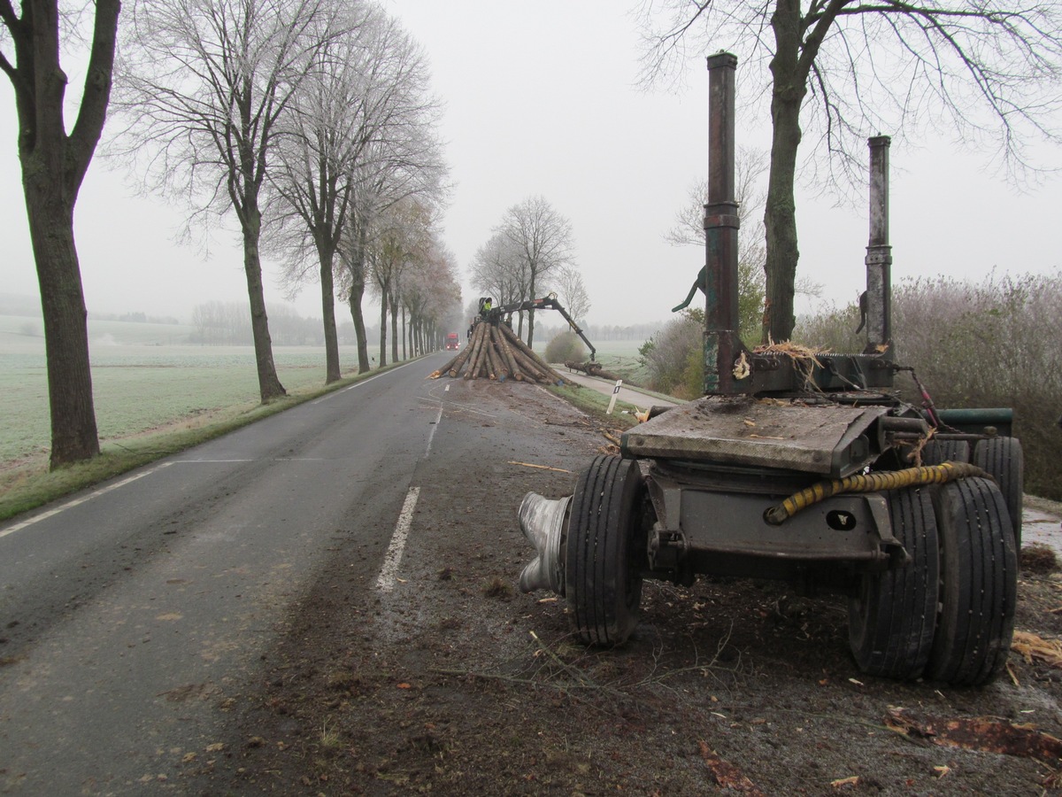 POL-HOL: Kurioser Glätteunfall mit Langholztransporter /  Verkehr auf der B 64 nur einspurig möglich