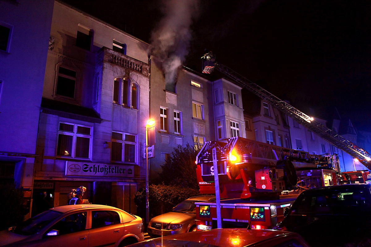 FW-E: Ausgedehnter Wohnungsbrand in Mehrfamilienhaus, Mieter nicht in der Wohnung