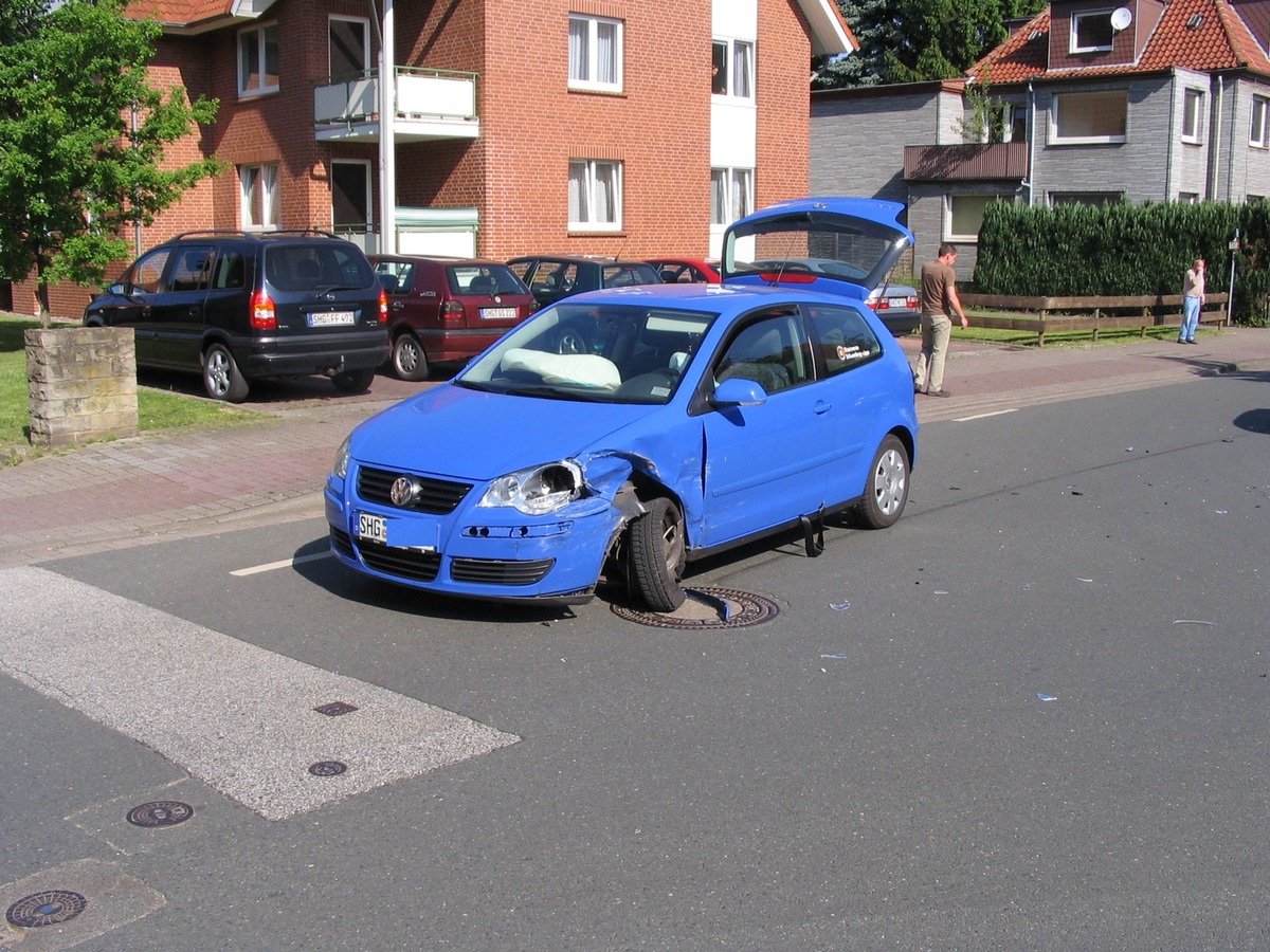 POL-STH: Über 10 000 EUR Sachschaden bei Verkehrsunfall