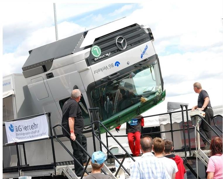 POL-PPTR: LKW überschägt sich auf der A1