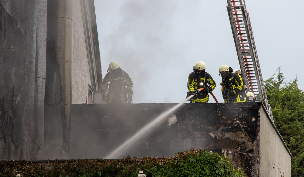 FW-BO: Brand eines Wohngebäudes in der Innenstadt - Drei Personen erleiden eine leichte Rauchvergiftung