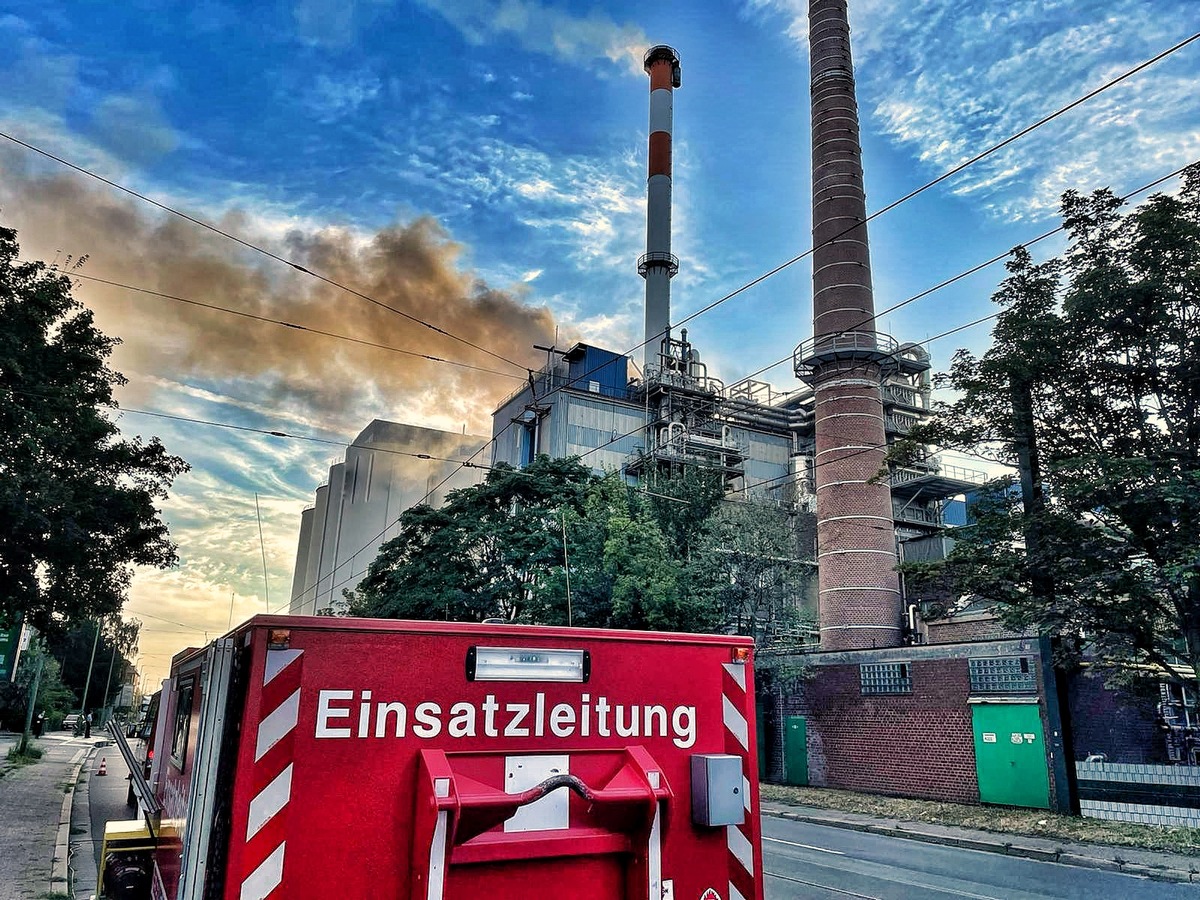 FW-NE: Feuer in einem Industriebetrieb an der Düsseldorfer Straße | Mehrere Löschzüge im Einsatz