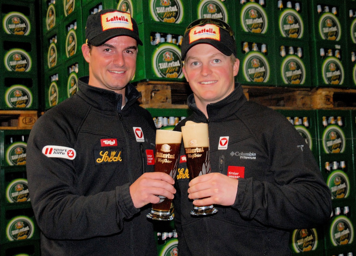 Tiroler &quot;Gold-Rodler &quot; Wolfgang und Andreas Linger verkosten das neue Zillertal Weißbier Dunkel - BILD