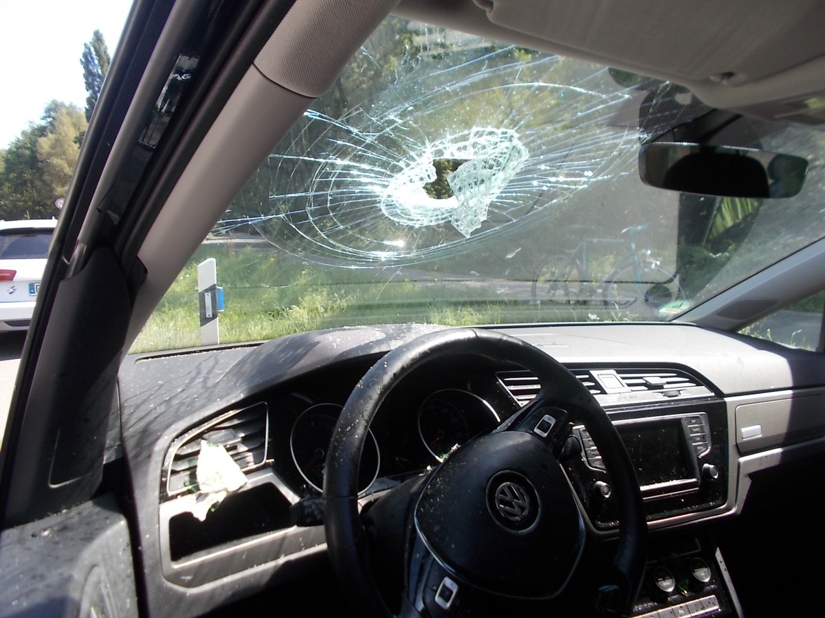 POL-PDLU: (Schifferstadt) Fußgänger wirft Glasflasche auf Auto - Autofahrer wird verletzt