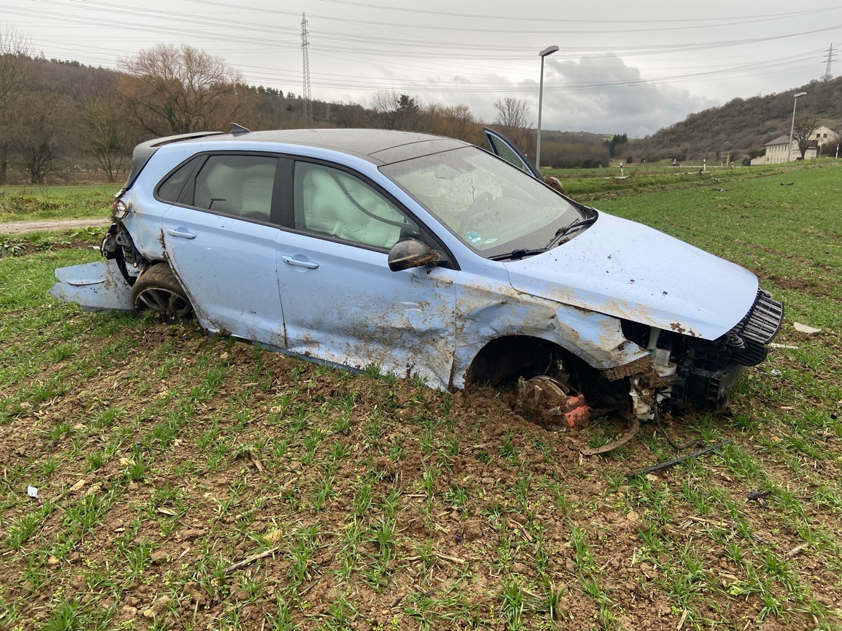 POL-PDNW: Mit Pkw überschlagen - Fahrer leicht verletzt