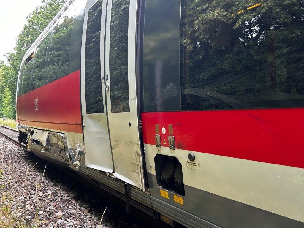 BPOL-KL: Traktor kollidiert mit Regionalbahn am Bahnübergang