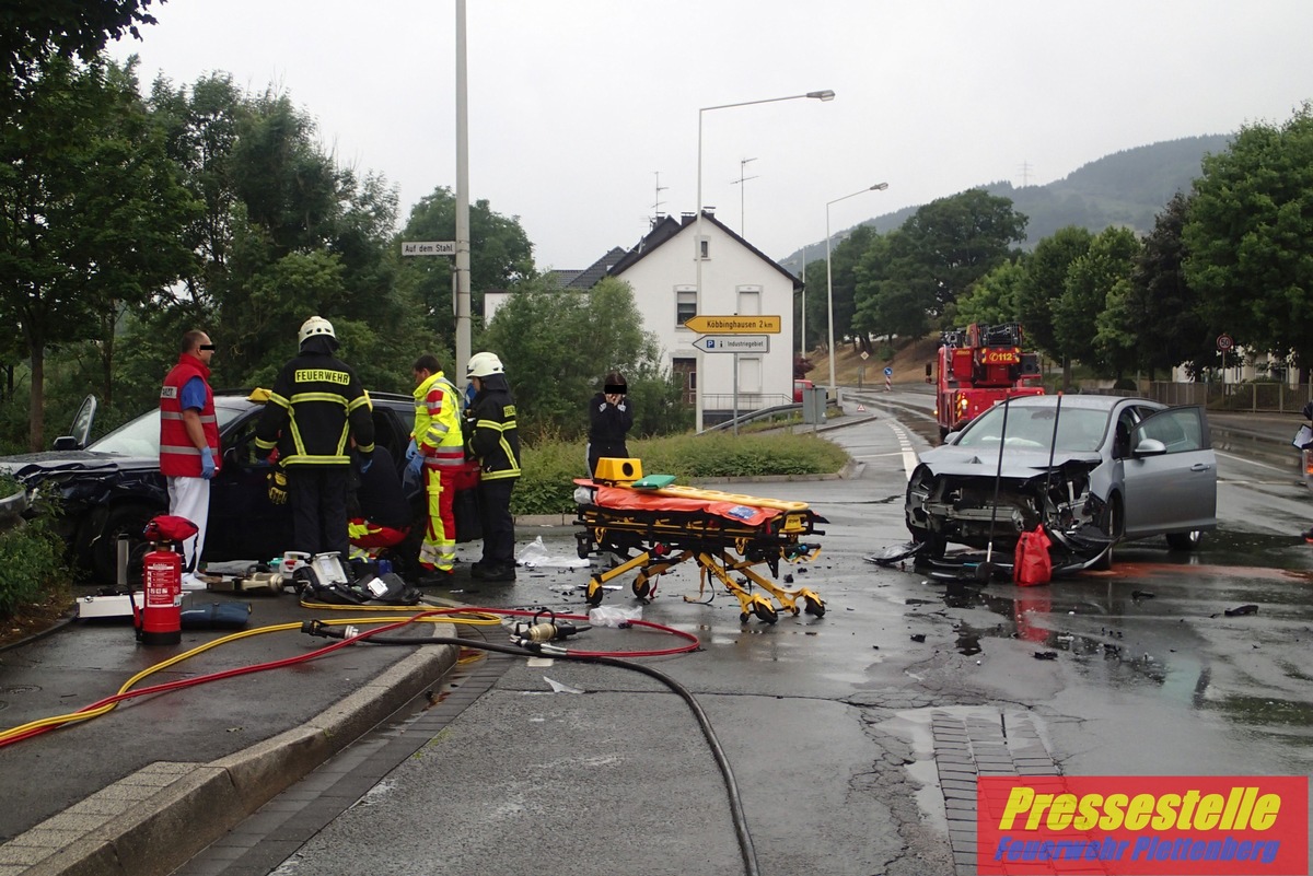 FW-PL: OT-Bremckerline. Schwerer Verkehrsunfall bei Abbiegevorgang. Zwei Verletzte. Frau wird per Rettungshubschrauber in Unfallklinik verbracht.