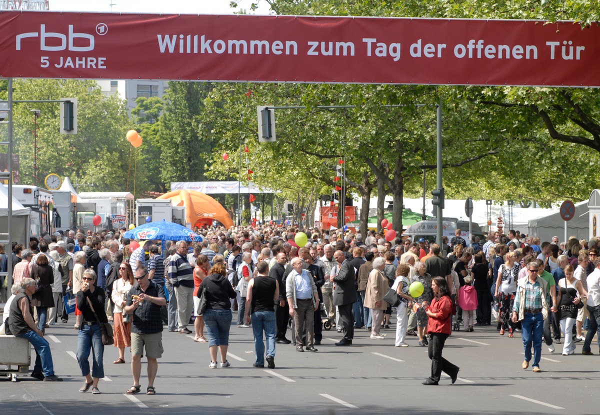 Große Resonanz auf den Tag der offenen Tür 80.000 Berliner und Brandenburger kamen zum rbb in Berlin