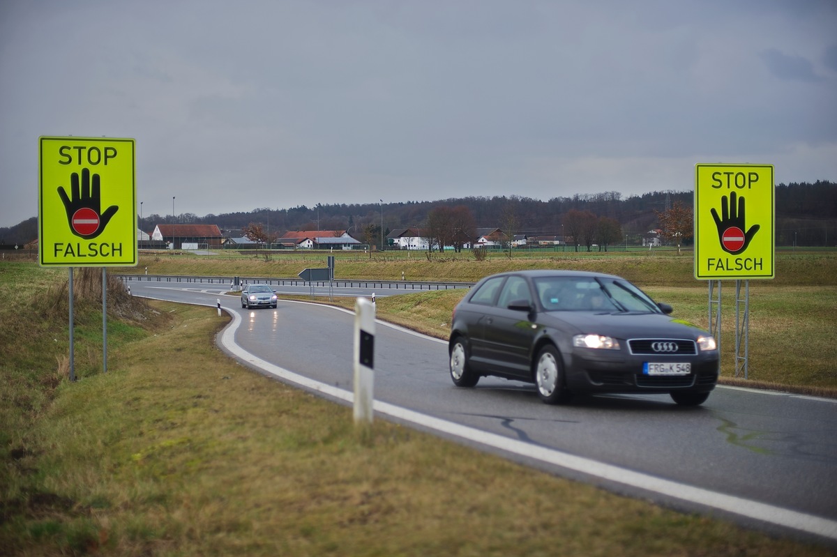 Samstagnacht ist Geisterfahrerzeit / ADAC zählte im Jahr 2016 rund 2.200 Falschfahrer-Warnmeldungen / Auffällige Häufung an Wochenenden