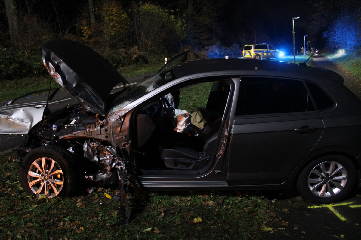 POL-RBK: Bergisch Gladbach - Pkw bei Verkehrsunfall in Gronau mehrfach überschlagen - gemeinsame Pressemitteilung der Polizei Rhein-Berg und der Feuerwehr Bergisch Gladbach