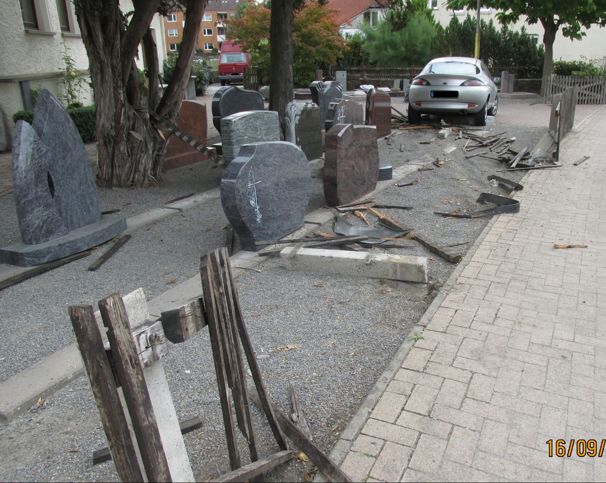 POL-HM: Wespe verursacht Verkehrsunfall