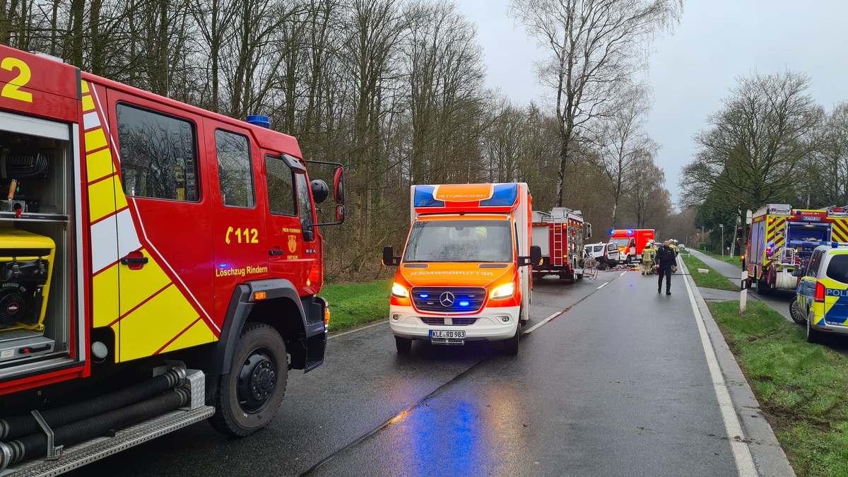 FW-KLE: Verkehrsunfall mit eingeklemmter Person auf der Nimweger Straße