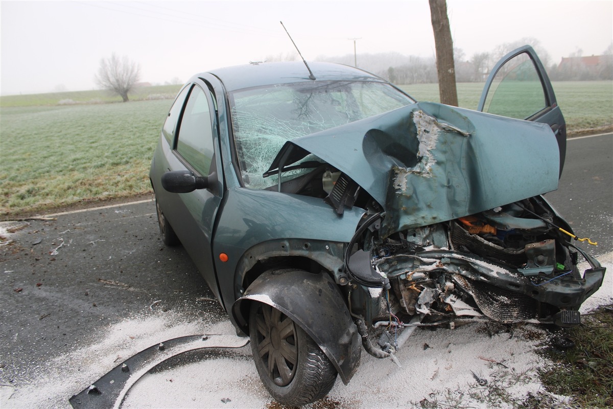 POL-COE: Lüdinghausen, Bechtrup, K23/ Auto prallt gegen Baum