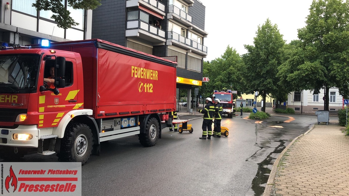 FW-PL: Einsätze der Plettenberger Feuerwehr im Verlauf des Freitags. PKW fährt in umgestürzten Baum.