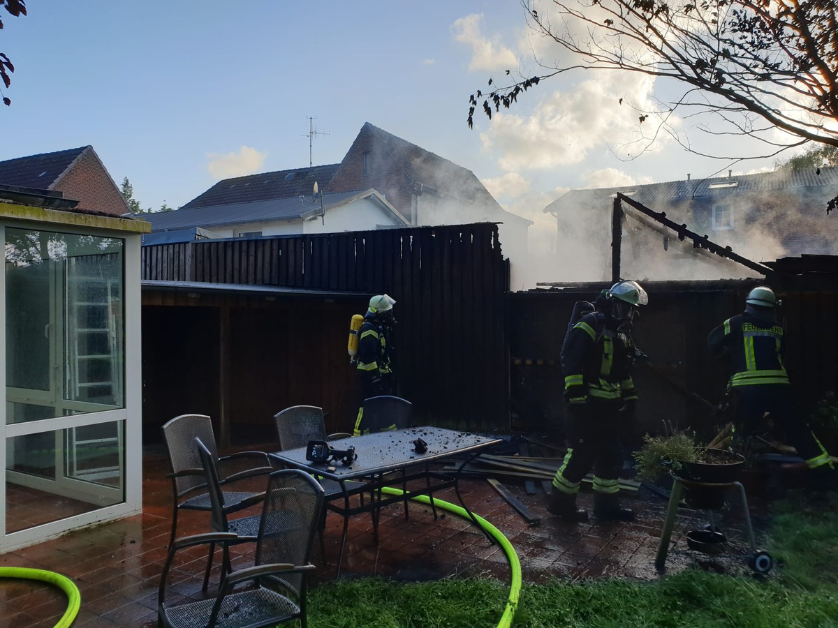 FW-RD: Schuppenbrand in Ortsmitte von Hohenwestedt (Schleswig-Holstein, Kreis Rendsburg-Eckernförde)